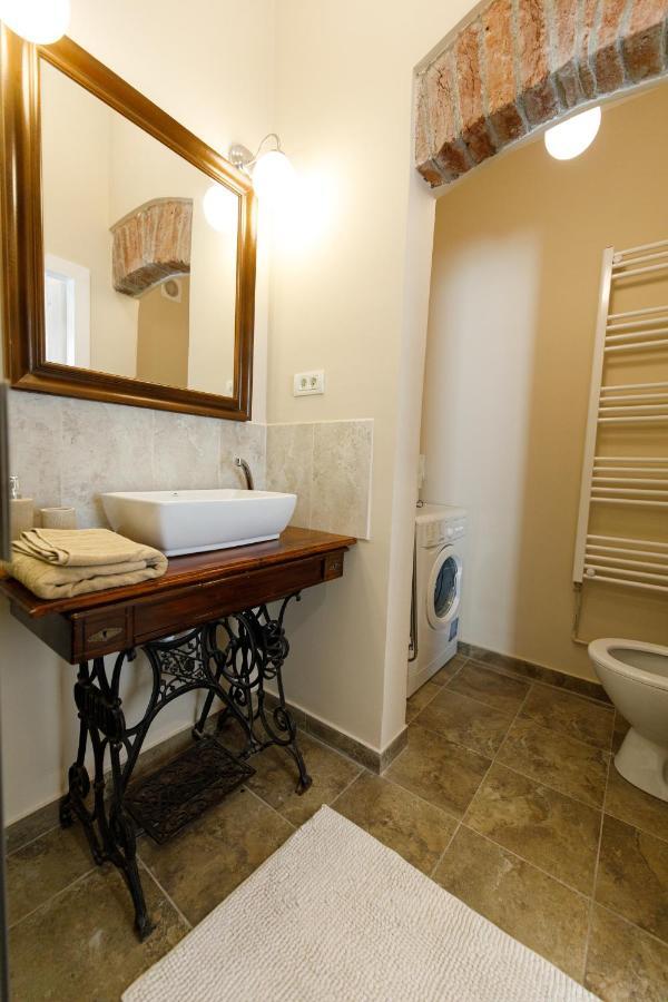 Stylish Flat In The Heart Of Historical Center Apartment Timisoara Ngoại thất bức ảnh
